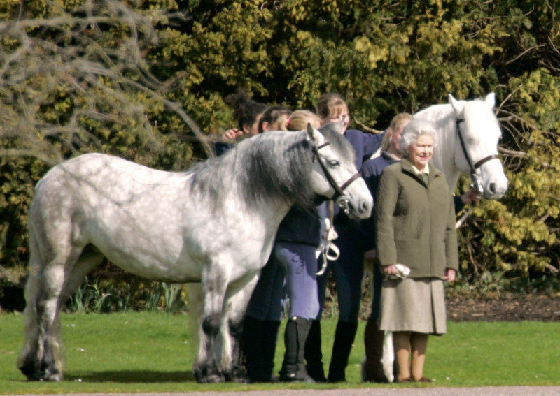 QUEEN ELIZABETH II POSING FOR BIRTHDAY PICTURES WITH HORSES AND STABLE GIRLS, WINSDOR CASTLE, BRITAIN - 01 APR 2006