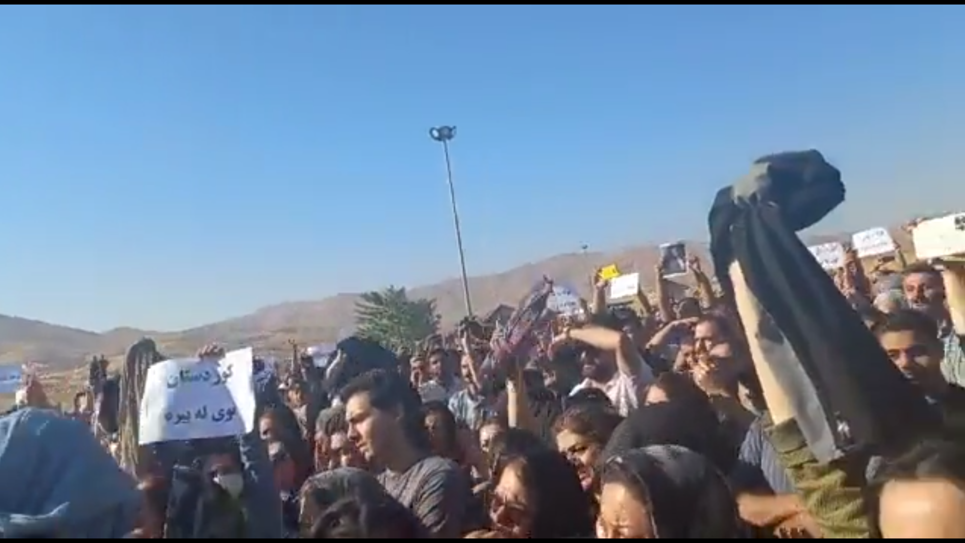 „Moarte dictatorului”. Proteste în Iran după moartea Mahsei Amini, femeia bătută de polițiști pentru că nu purta corect vălul islamic
