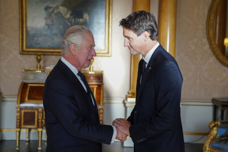 Regele Charles dă mâna cu Justin Trudeau