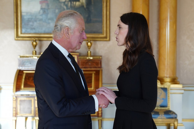 Regele Charles dă mâna cu Jacinda Ardern