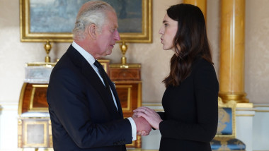 Regele Charles dă mâna cu Jacinda Ardern