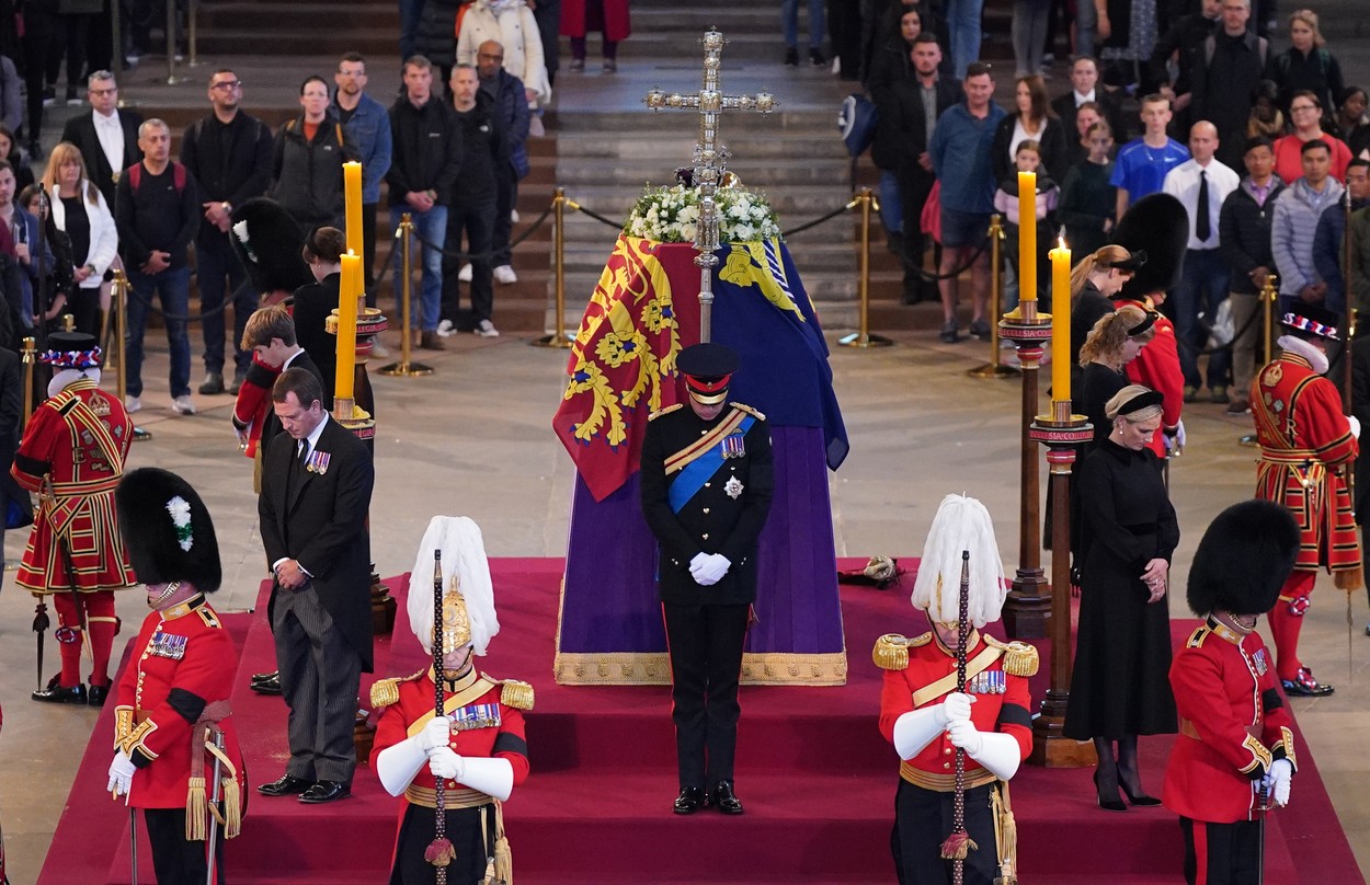 Nepoții Reginei Elisabeta a II-a au stat de veghe la căpătâiul bunicii lor. William și Harry au fost în uniformă militară