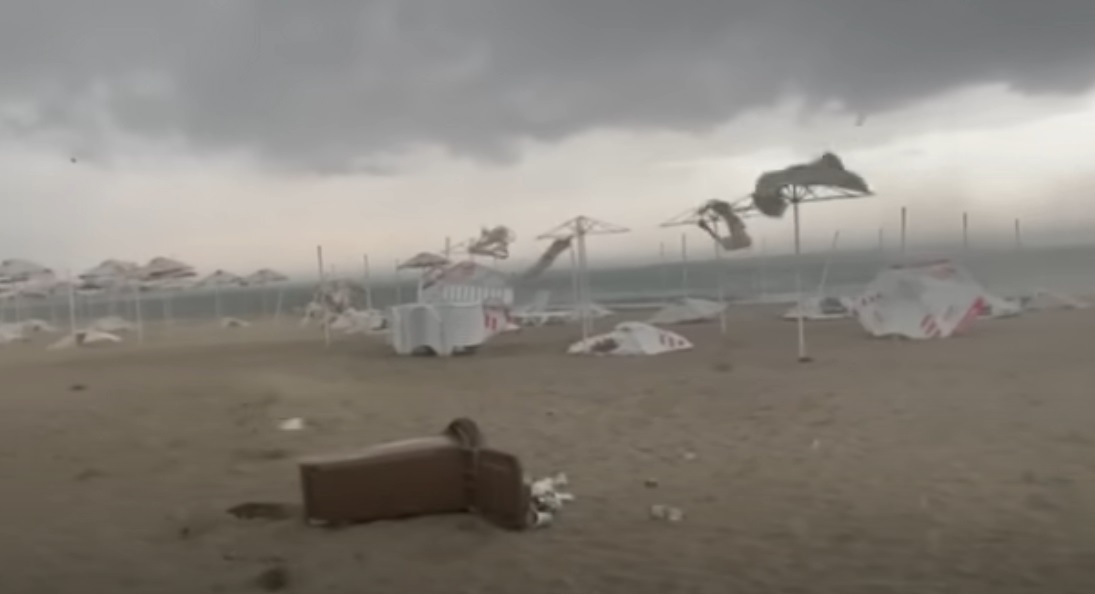 Stațiunea Pomorie de lângă Burgas, devastată de o furtună puternică. Rafalele de 100 km/oră au doborât copaci și au dus în larg iahturi