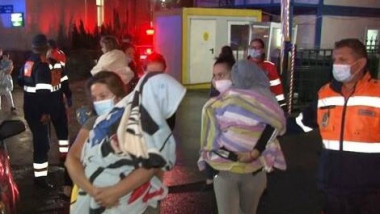 femei cu copii in brate scosi din spital din cauza unui incendiu