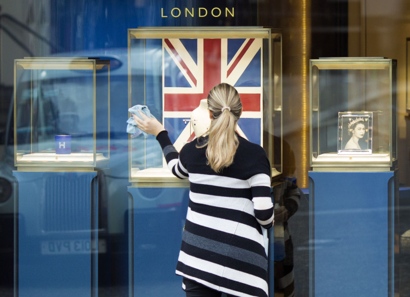 Businesses pay respects to late Queen in London, UK - 10 Sep 2022