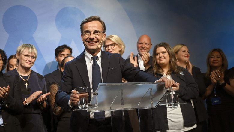 Ulf Kristersson la o conferință de presă cu politicieni aliați ai săi în spate