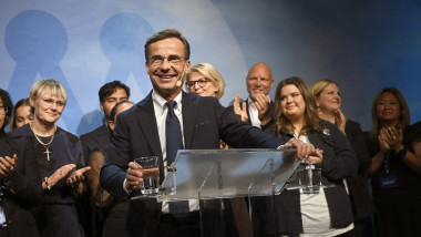 Ulf Kristersson la o conferință de presă cu politicieni aliați ai săi în spate