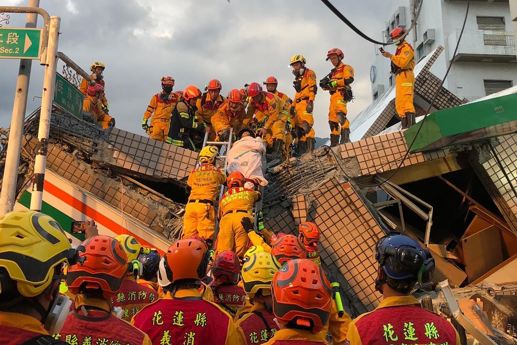 Cutremure puternice în Taiwan. Cel puţin o persoană a murit. Un tren a deraiat