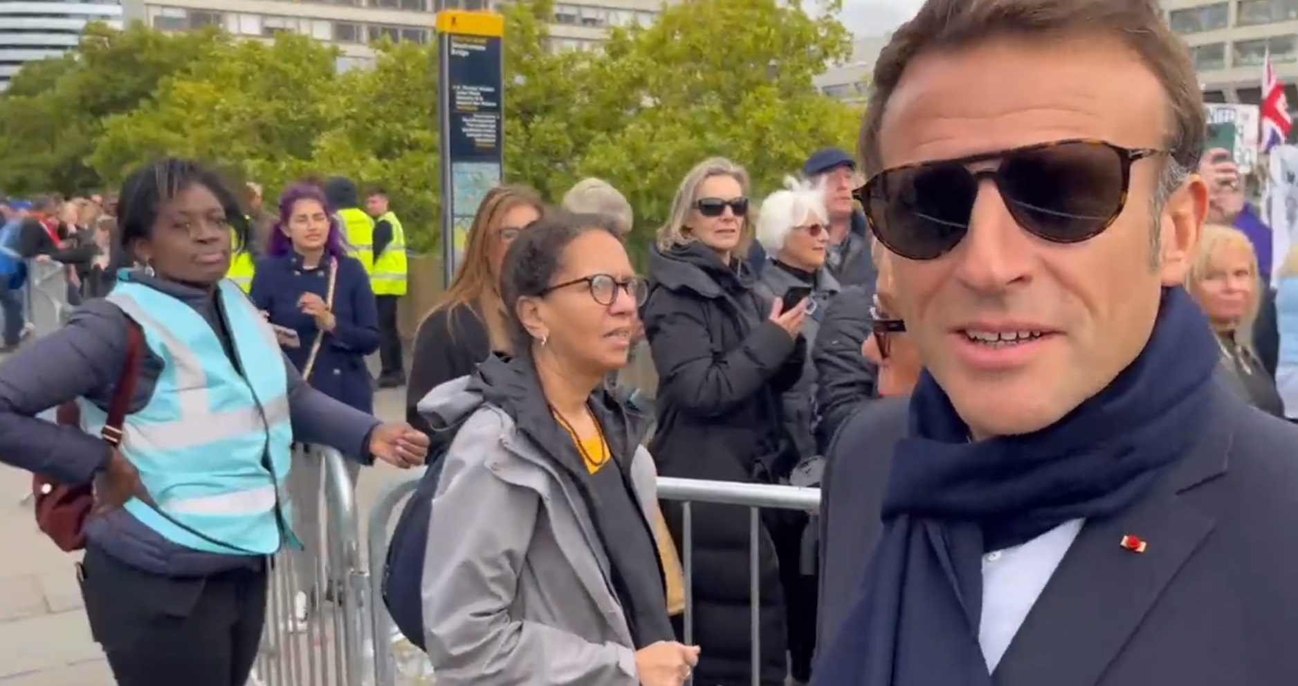 Macron și Brigitte, surprinși într-o plimbare „incognito” prin Londra, cu o zi înainte de funeraliile Reginei Elisabeta a II-a