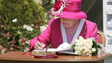 regina imbracata in roz scrie