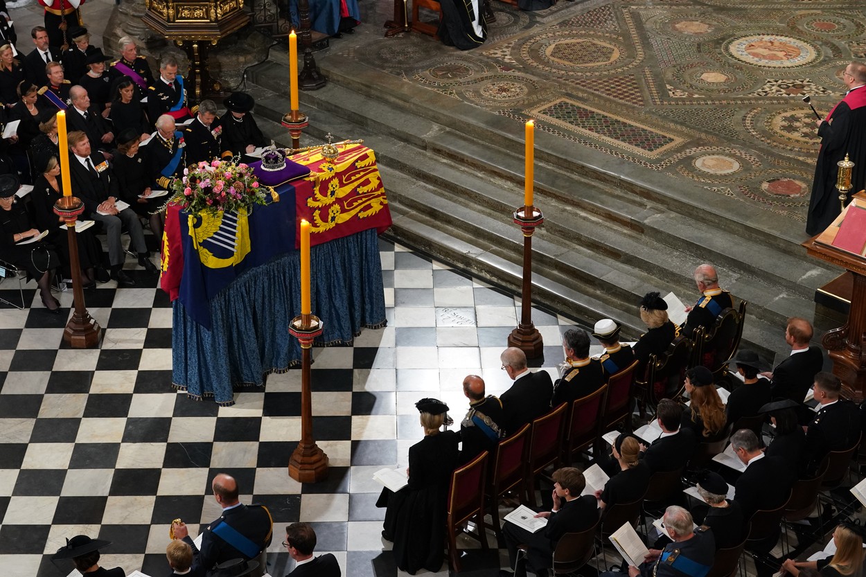 Marea Britanie își ia rămas bun de la Regina Elisabeta a II-a. Slujba religioasă la Westminster Abbey s-a încheiat