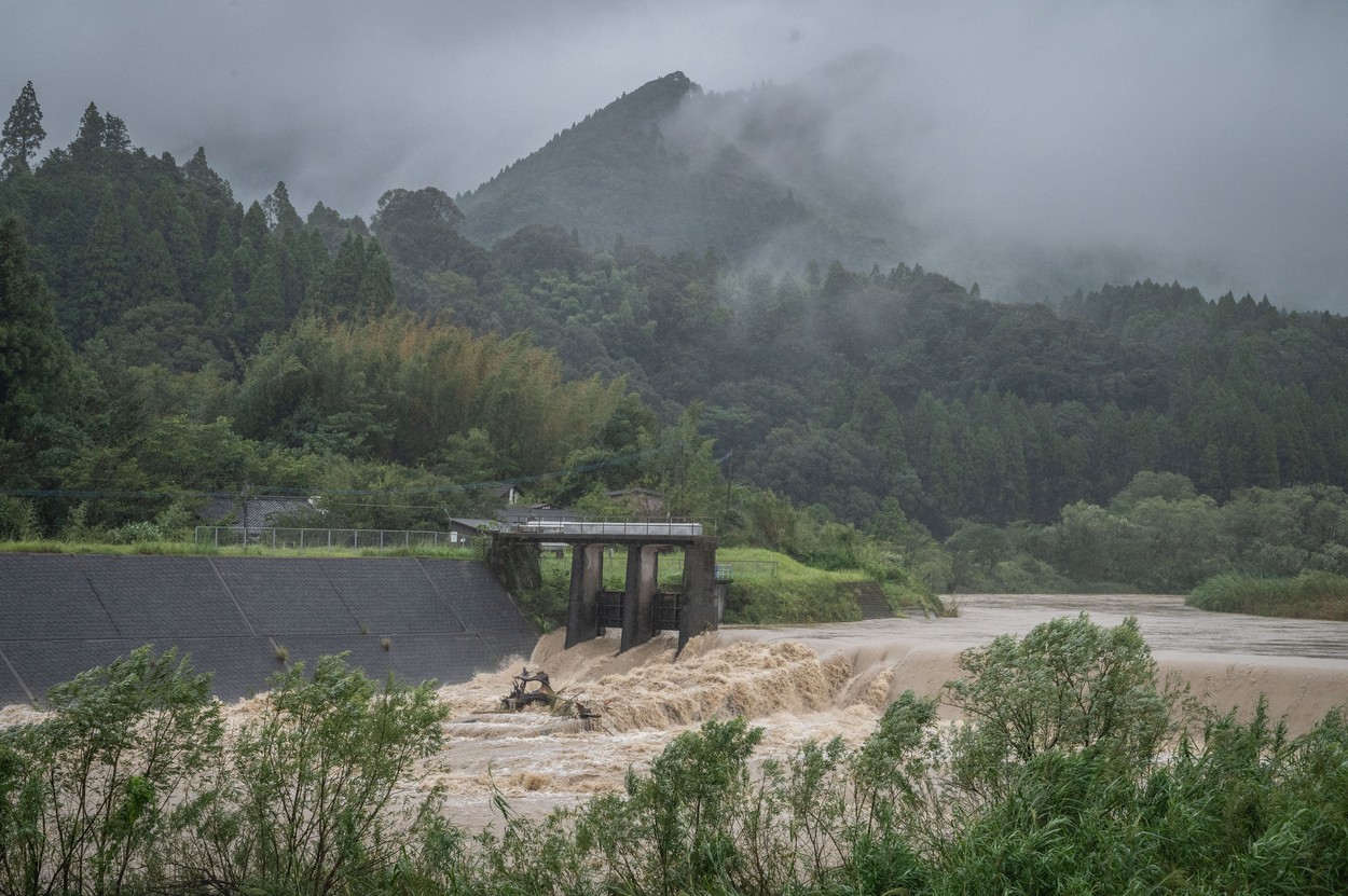 Taifunul Nanmadol a lovit Japonia cu o forță fără precedent, ploile torențiale sunt în cantități record