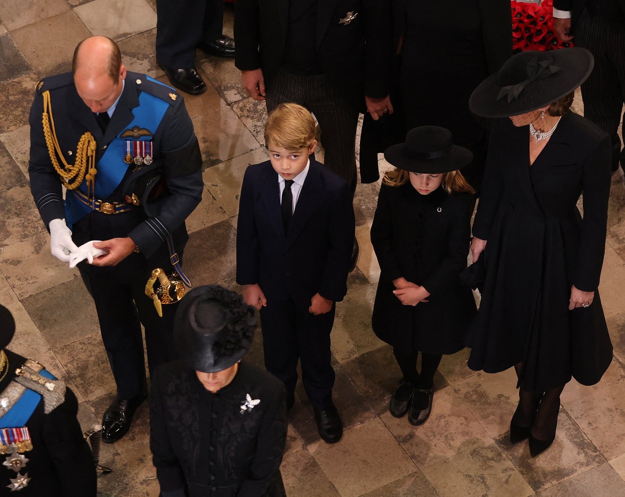 Prinţul George şi Prinţesa Charlotte și-au luat rămas bun de la străbunica lor, Regina Elisabeta