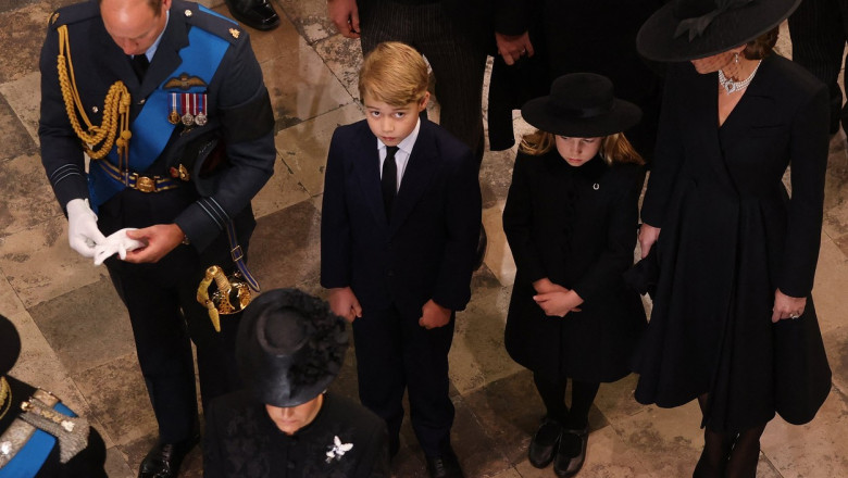 Prinţul George şi prinţesa Charlotte au fost prezenţi luni în cortegiul funerar al Reginei Elisabeta a II-a