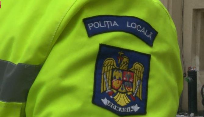 Polițist local, lovit intenționat cu mașina de o șoferiță în București. Femeia a fost pusă sub control judiciar