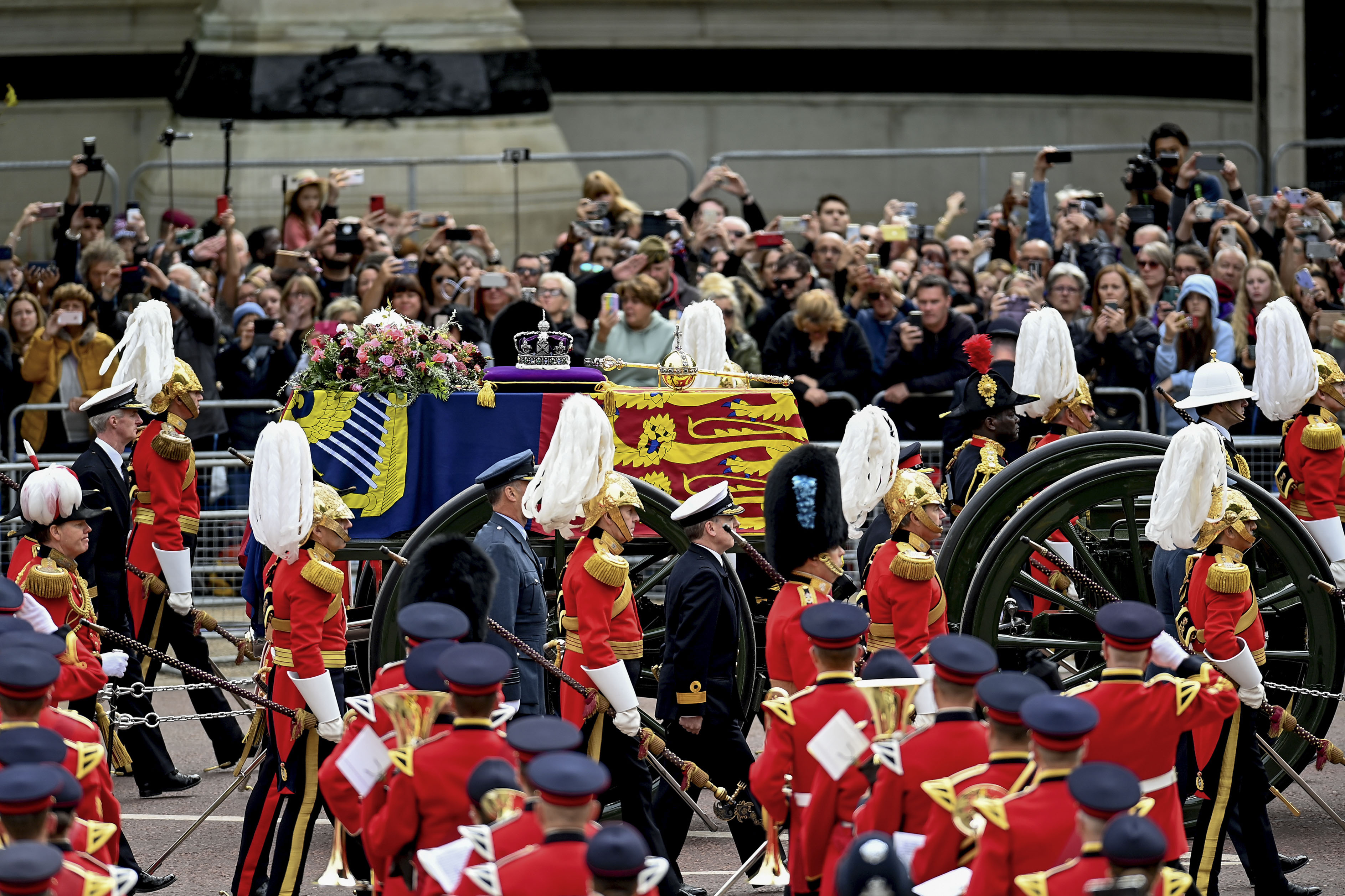 Înmormântarea reginei Elisabeta a II-a: Sicriul suveranei a fost coborât în cripta regală. Urmează ceremonia privată