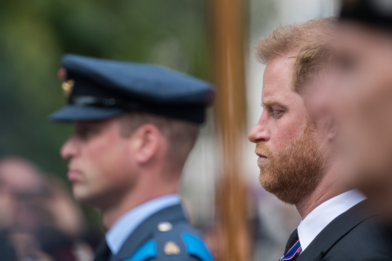 The Guardian: William și Harry nu s-au privit în ochi și au evitat orice interacțiune la înmormântarea Reginei Elisabeta