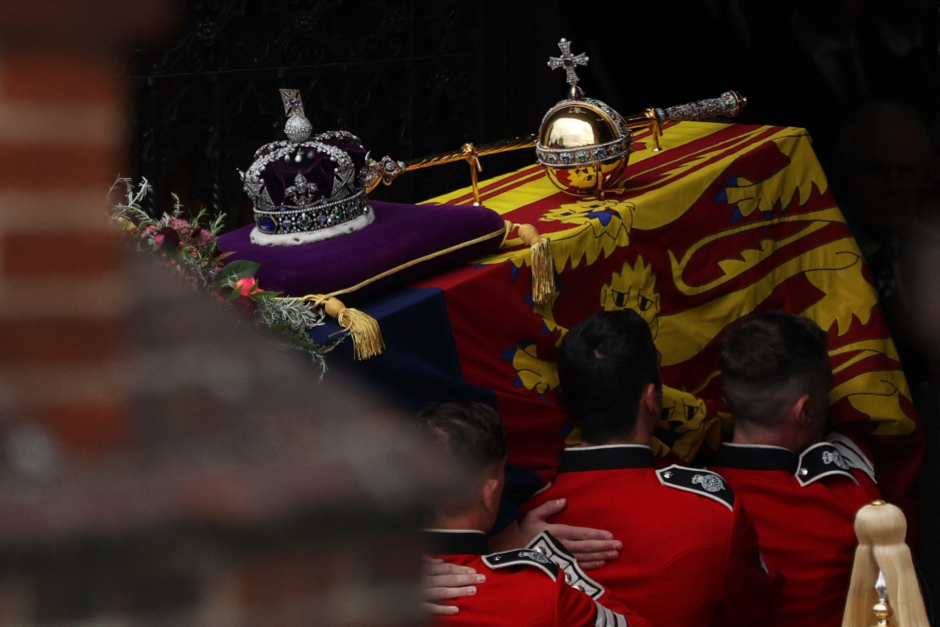 Înmormântarea reginei Elisabeta a II-a: Sicriul suveranei a fost coborât în cripta regală
