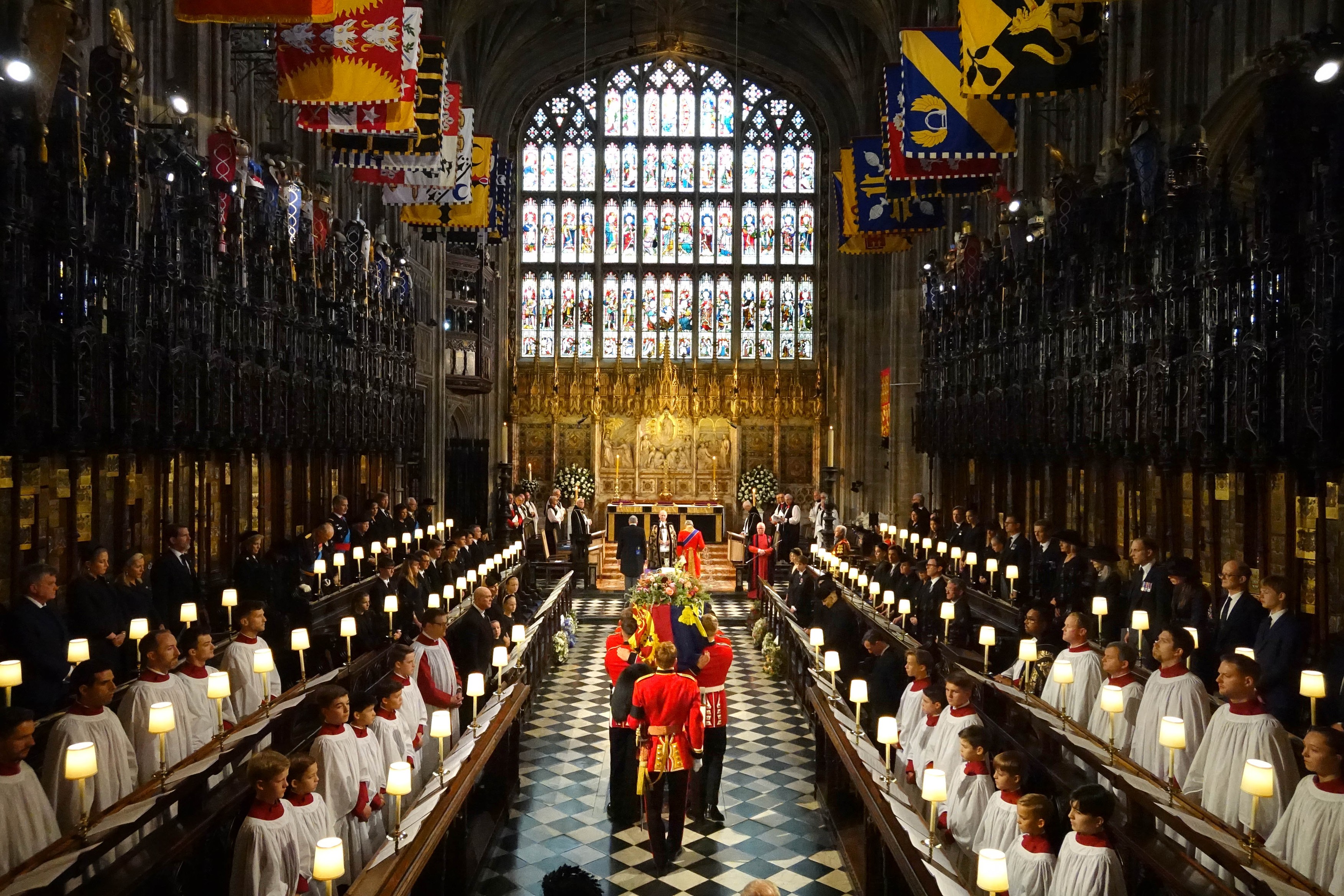 Regina Elisabeta a II-a fost înmormântată alături de soţul ei, Prinţul Philip, la Capela Memorială de la Castelul Windsor