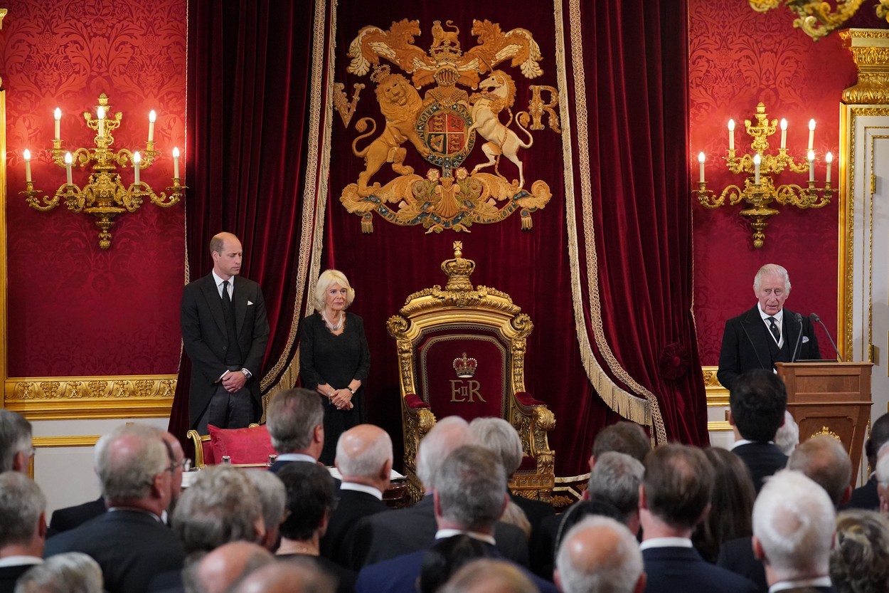 Charles al III-lea a fost proclamat rege și în Scoția, Țara Galilor și Irlanda de Nord. Sicriul reginei, dus la Edinburgh
