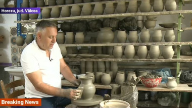 Meșterul Ion Paloși în atelierul său de ceramică din Horezu.