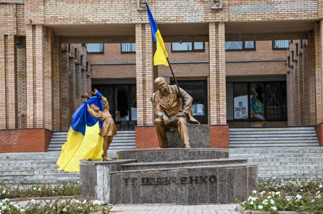balaklia steag ucrainean pe statui profimedia-0721454615