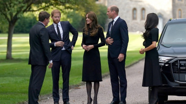 harry, kate, william si meghan vorbesc cu un oficial de la windsor