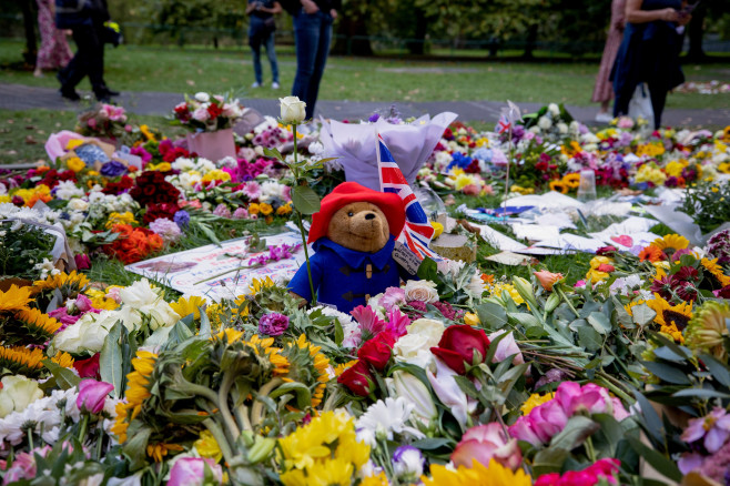 Flower tributes at Green Park in London, UK - 10 Sept 2022