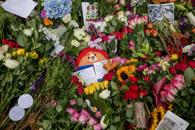 Flower tributes at Green Park in London, UK - 10 Sept 2022