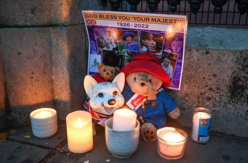Mourners leave Paddington Bear Toy at Buckingham Palace Day 2 after the Queens passing at Buckingham Palace, London, United Kingdom, 10th September 2022(Photo by Mike Jones/News Images)