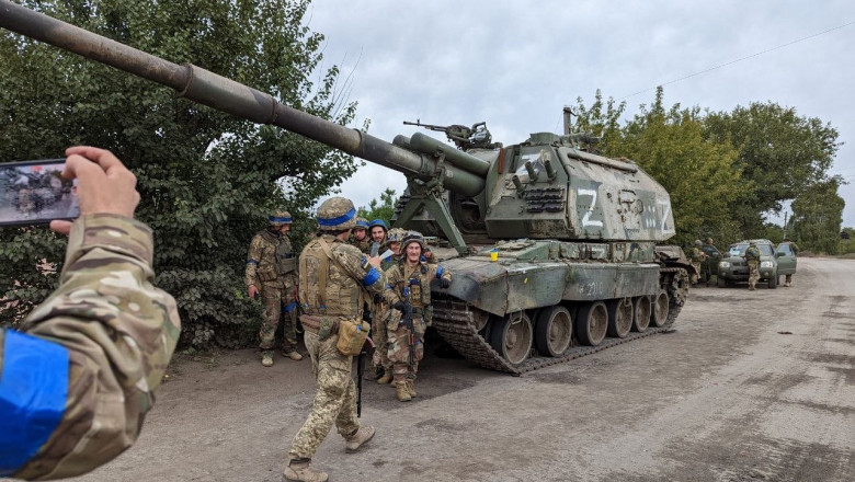 soldati ucrainei si obuzier rus capturat