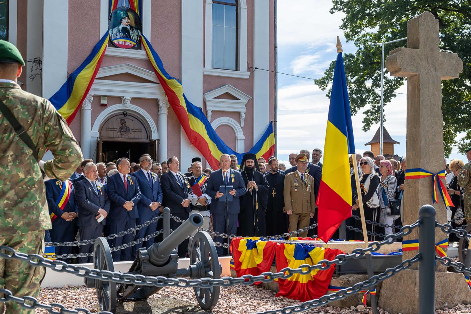 Tensiuni între jandarmi și membri AUR, conduși de George Simion, la comemorarea lui Avram Iancu de la Țebea, unde a participat și Ciucă