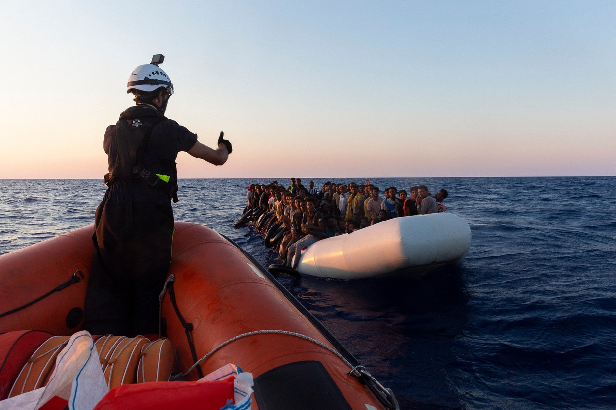 Mai multe nave umanitare au recuperat de pe mare sute de migranţi. Unii sunt răniţi, după ce au fost supuşi la violenţe în Libia