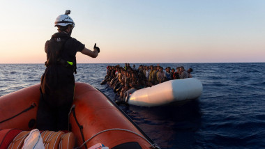 Migranții încearcă să traverseze Marea Mediterană în ambarcaţiuni supraaglomerate.