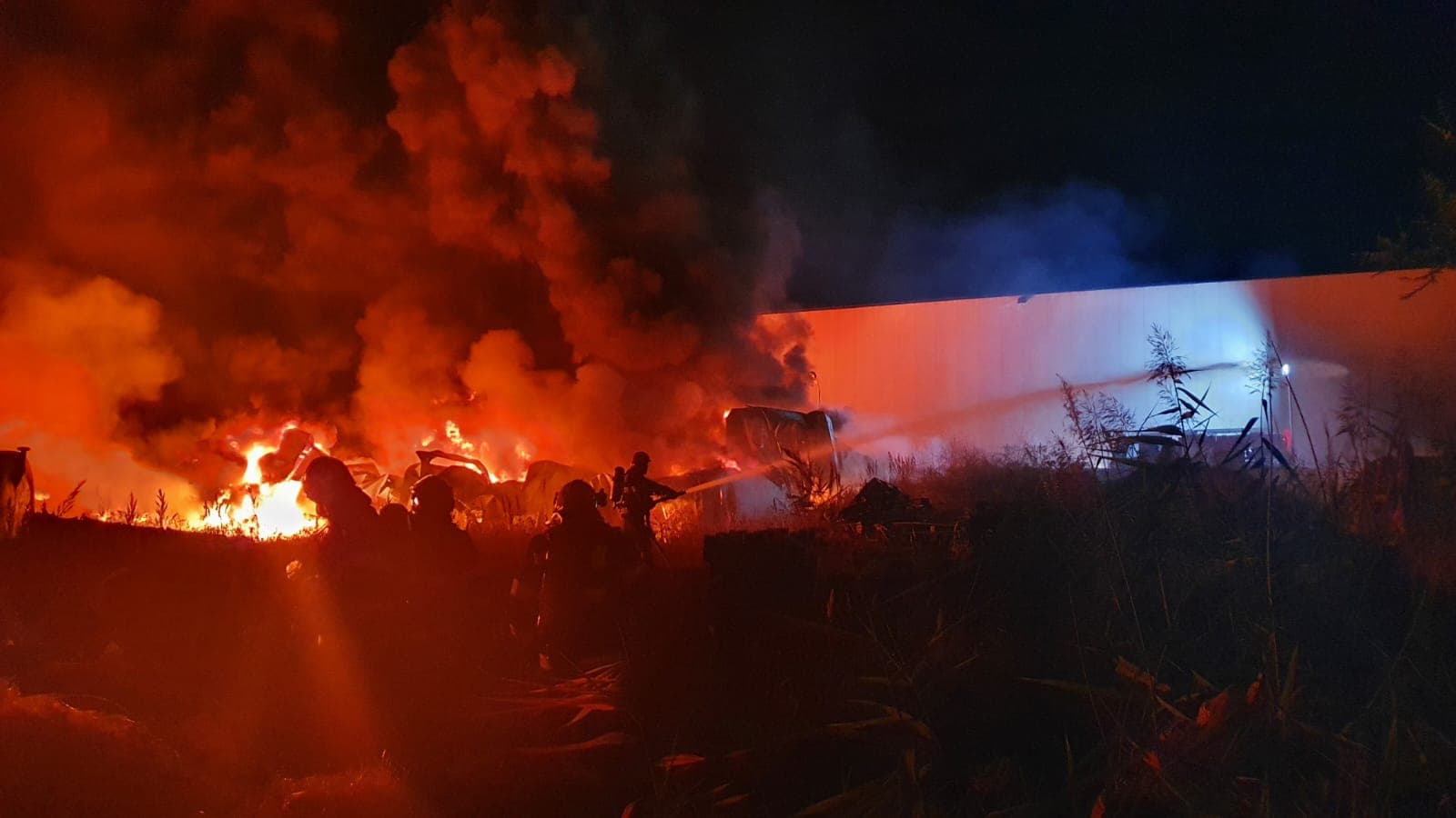 Incendiu puternic la un depozit de lângă București. 10 autospeciale de pompieri intervin la fața locului