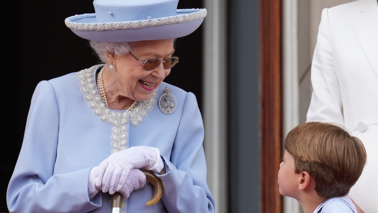 regina elisabeta a II-a zambeste in timp ce vorbeste cu printul louis pe balconul regal la jubileul de platina