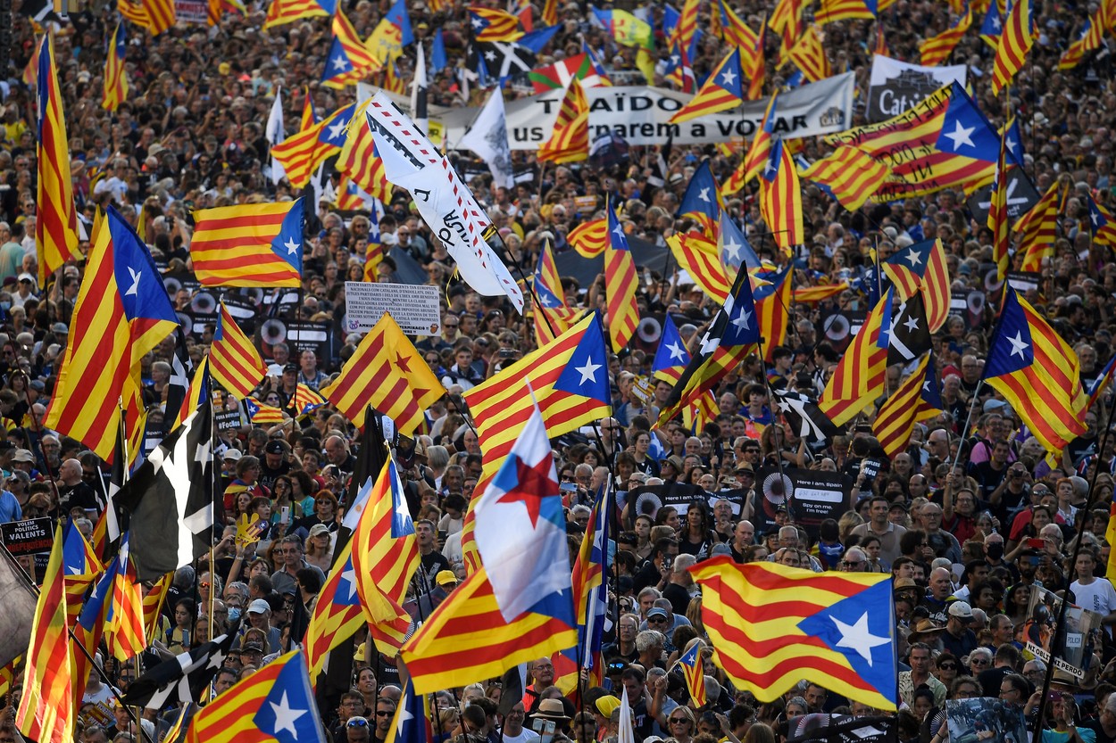 Zeci de mii de catalani au ieșit în stradă și au cerut independenţa față de Spania