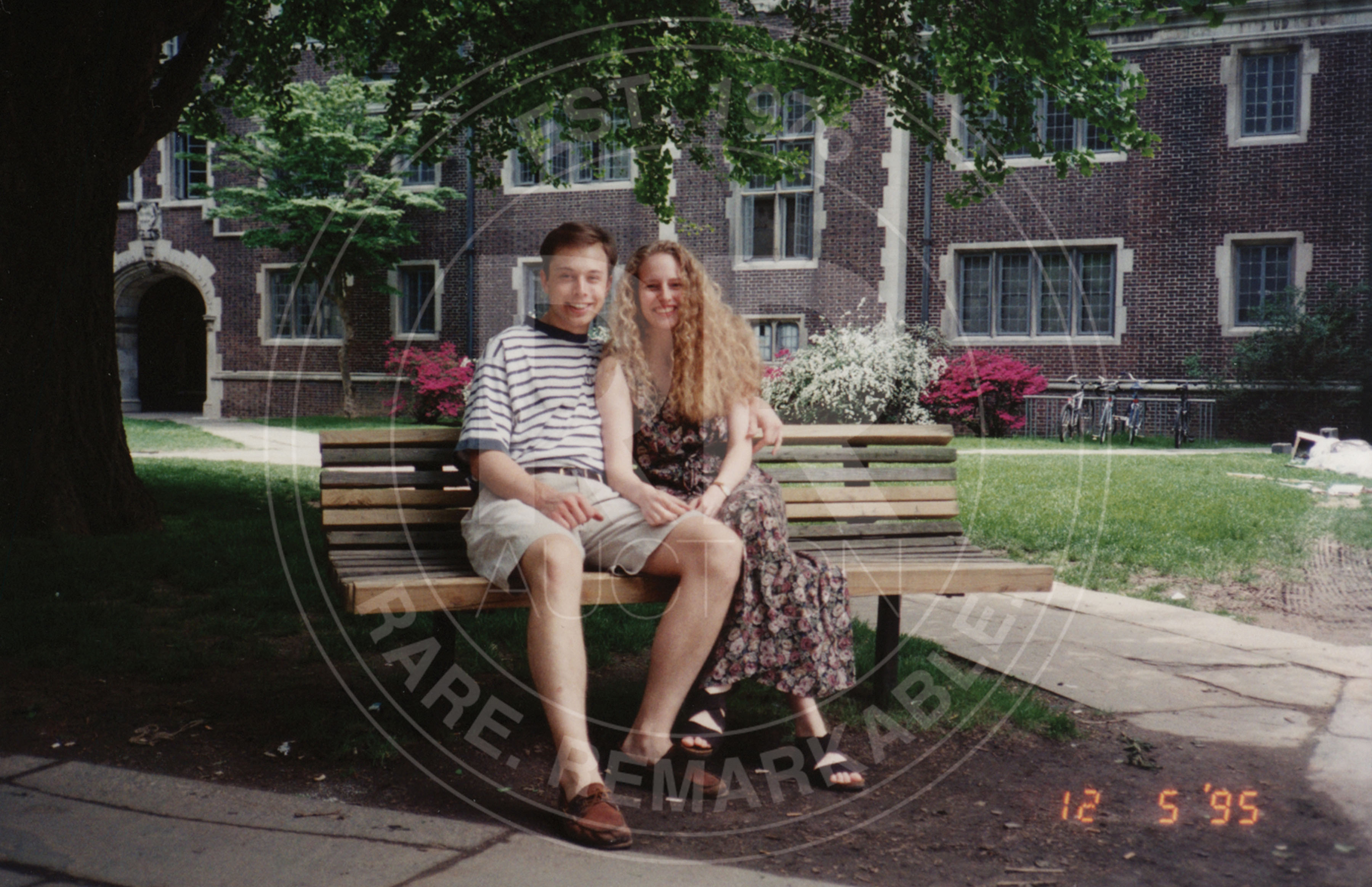 Fotografii rare cu Elon Musk în tinerețe. Iubita din facultate scoate la licitație amintirile cu miliardarul