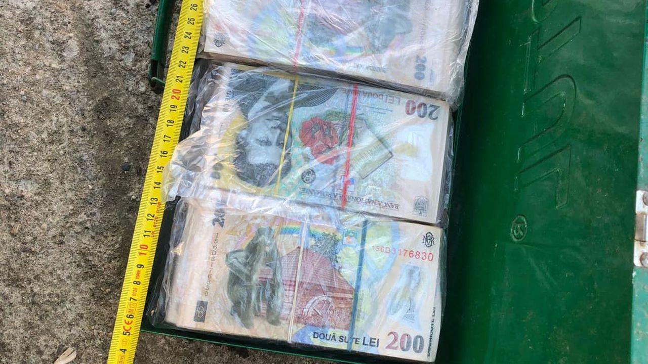 Polițiștii care căutau hoții unui transport de cupru au găsit o geantă cu 460.000 de lei îngropată în pământ