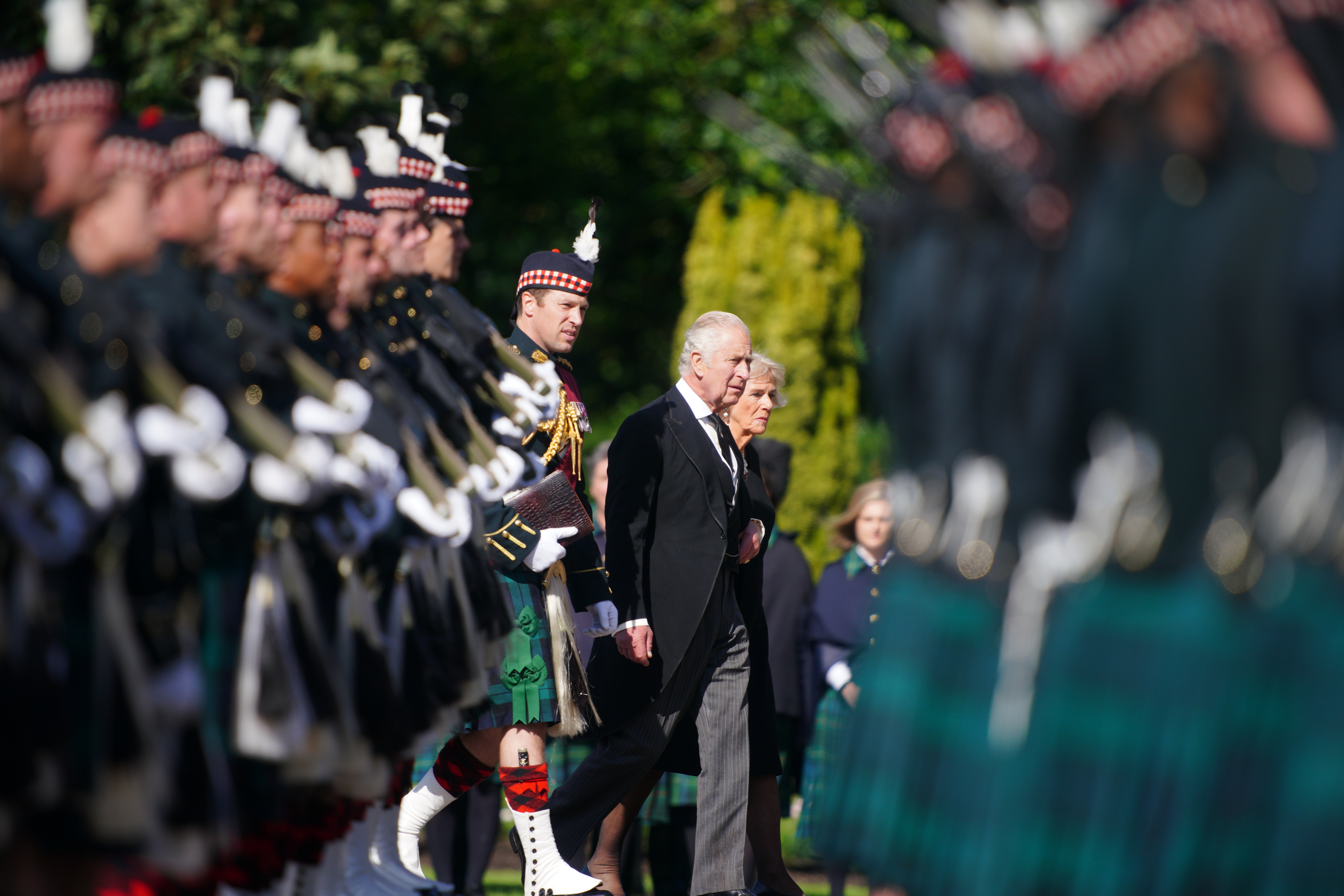 Regele Charles al III-lea a ajuns la Edinburgh, unde va însoți cortegiul funerar