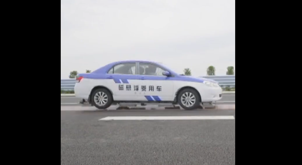 O maşină cu tehnologie Maglev a fost testată în China, plutind la 35 de milimetri deasupra carosabilului
