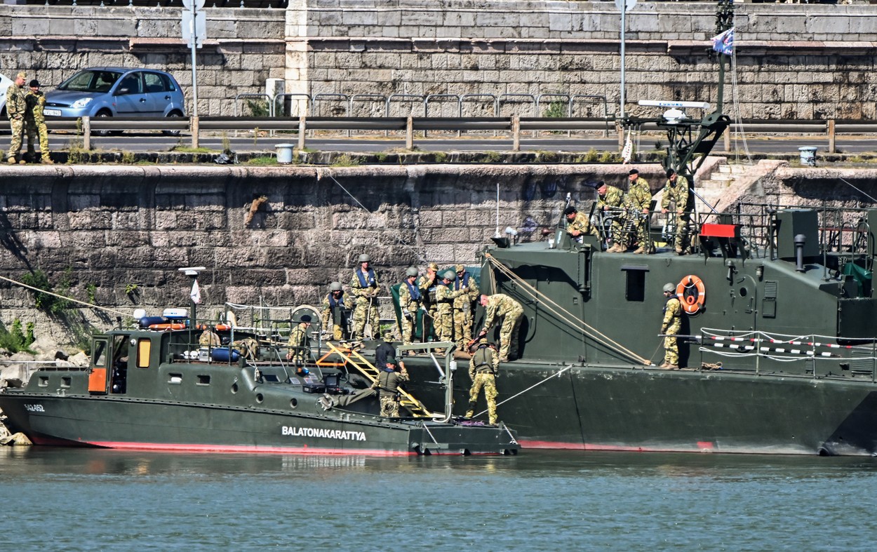 O bombă sovietică de 100 kg a fost găsită în Dunăre, la Budapesta. Militarii au închis zona pe o rază de 400 metri pentru a o dezamorsa