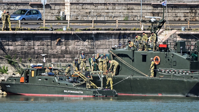 Navă cu militari pe Dunăre la Budapesta