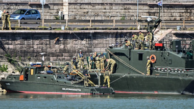 Navă cu militari pe Dunăre la Budapesta