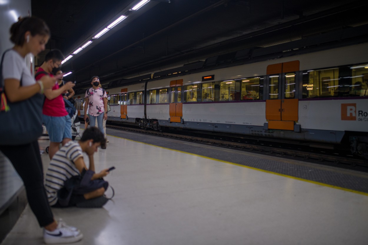 Spania luptă împotriva inflaţiei cu 1 milion de abonamente de tren gratuite. Guvernul îi încurajează pe cetățeni să renunțe la mașini