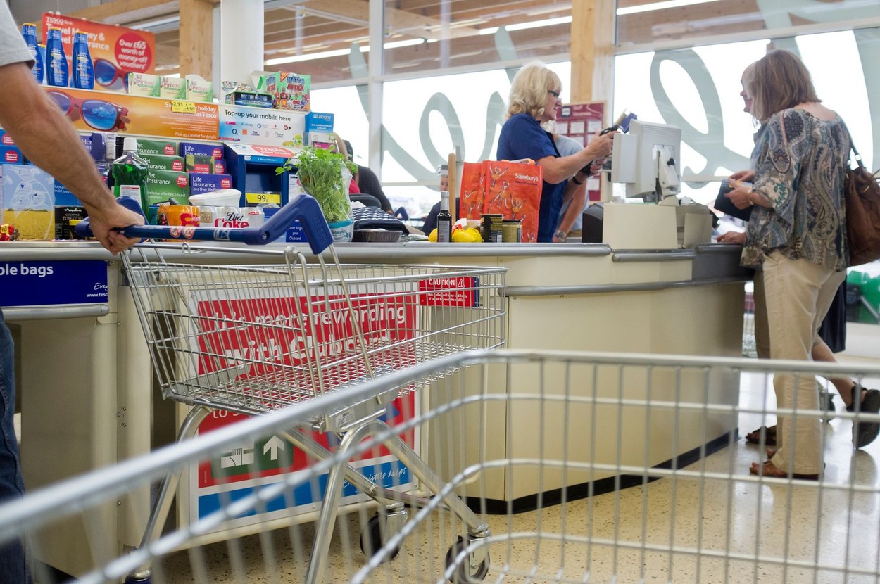 Ce beneficii oferă retailerii britanici pentru a atrage angajați