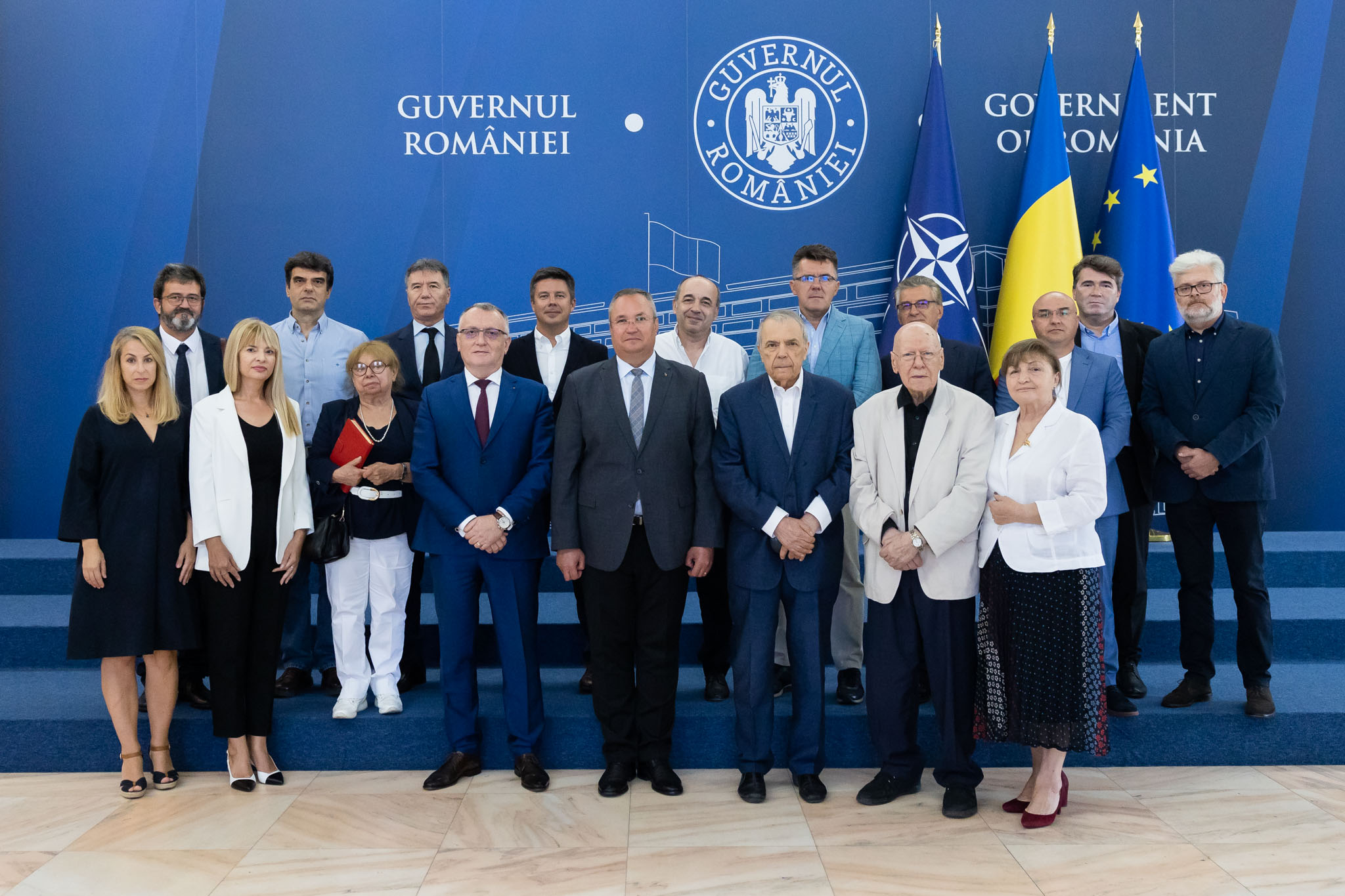 Premierul a propus programul „O carte pe an pentru fiecare elev” la întâlnirea cu editori, bibliotecari şi personalităţi culturale
