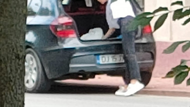 femeie care umbla in portbagajul masinii