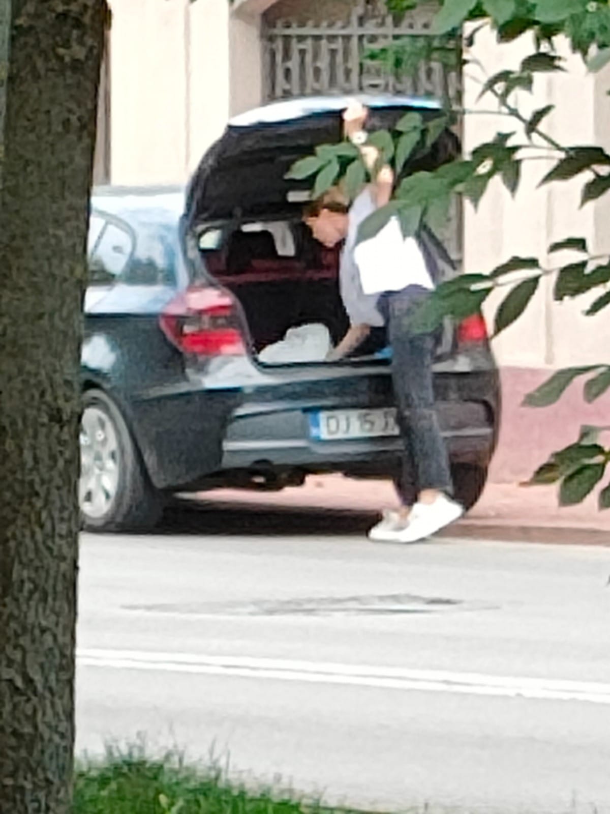 Cu BMW-ul la furat într-un parc din Craiova. O femeie a smuls florile cu tot cu rădăcină, le-a pus în portbagajul mașinii și a plecat