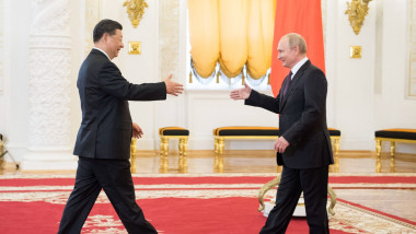 Xi Jinping și Vladimir Putin se apropie sa se salute